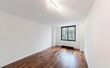 275 Greenwich St, Unit 9J in New York, NY - Foto de edificio - Building Photo