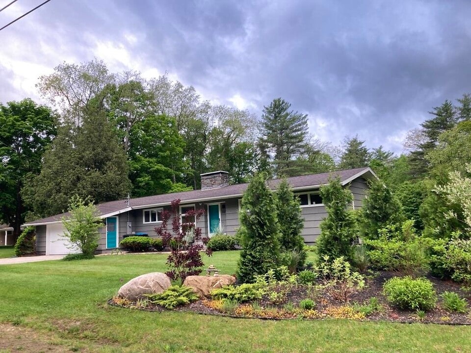 1128 Town Line Rd in Rutland, VT - Building Photo
