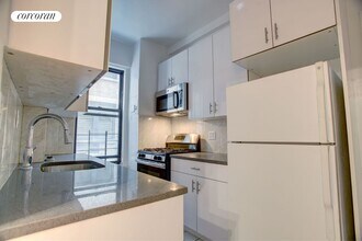 315 W 102nd St in New York, NY - Building Photo - Building Photo