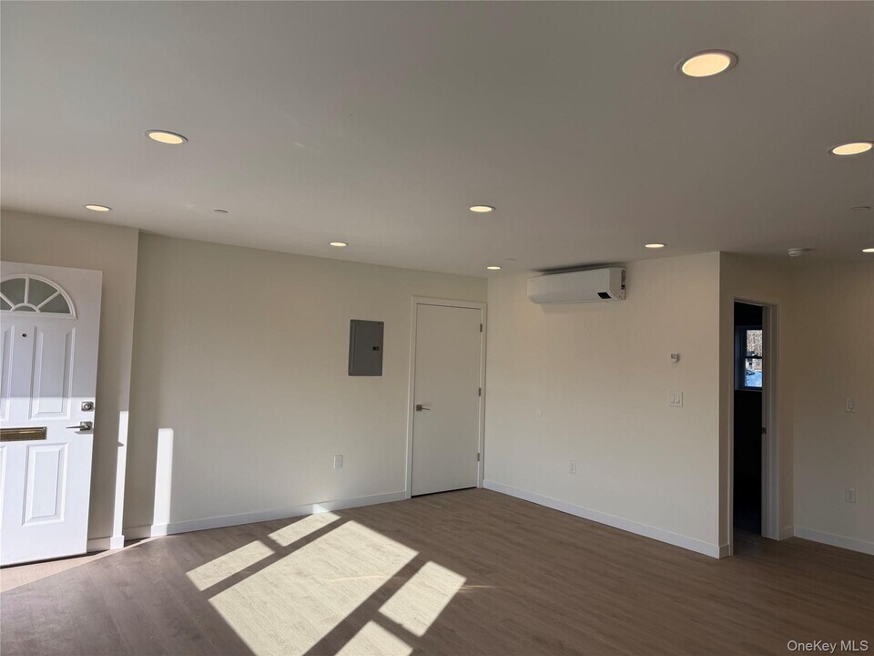 5 Colonial Dr in Wappingers Falls, NY - Building Photo