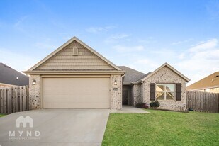 1061 Lakeview Dr in Centerton, AR - Building Photo