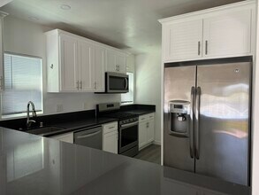 3525 E 15th St in Long Beach, CA - Building Photo - Building Photo