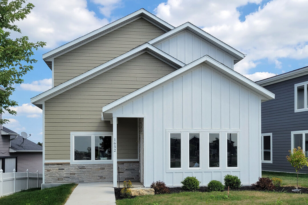 1652 Olde Brandy Ln in Davenport, IA - Building Photo