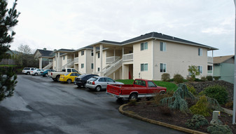 2941 W Lorraine Ave in Roseburg, OR - Building Photo
