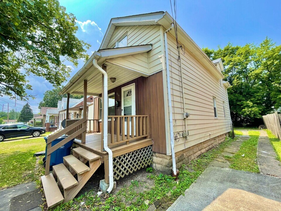 3074 Toledo Ave in Lorain, OH - Building Photo