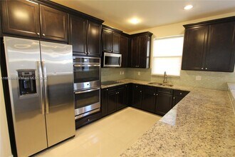 9941 NW 86th Ter in Doral, FL - Building Photo - Building Photo