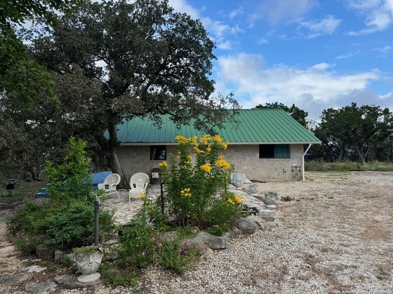 13417 TX-16 in Medina, TX - Building Photo