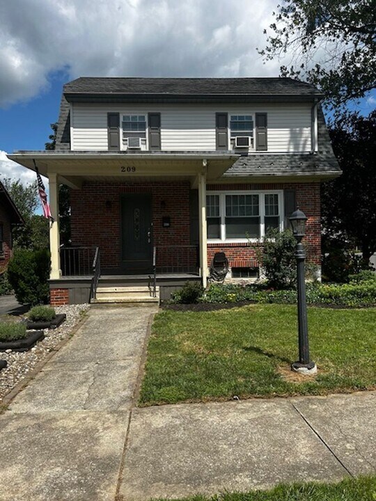 209 Amherst Ave in Reading, PA - Building Photo