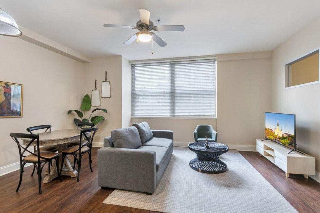 925 Common St in New Orleans, LA - Foto de edificio