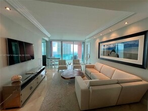 300 South Pointe Dr in Miami Beach, FL - Building Photo - Building Photo