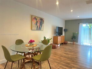 109 Hidden Ct Rd in Hollywood, FL - Foto de edificio - Building Photo