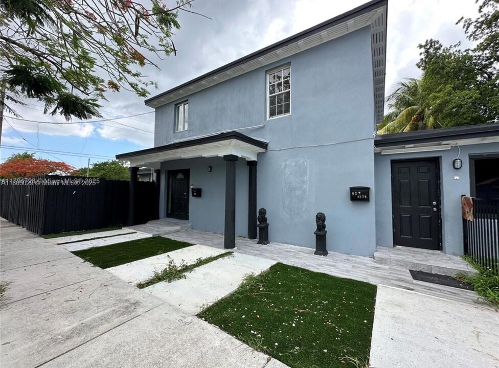 2275 NW 30th St in Miami, FL - Building Photo