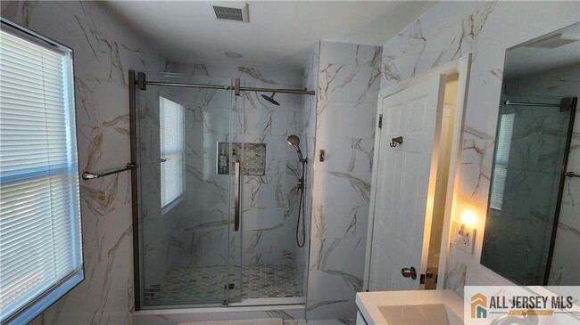 307 Poll Pl in Edison, NJ - Building Photo - Building Photo