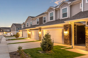 The Grove in West Des Moines, IA - Building Photo