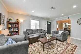 4702 Maple St in Bellaire, TX - Foto de edificio - Building Photo