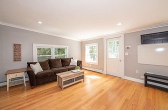 5 Crescent St in Pepperell, MA - Foto de edificio - Building Photo