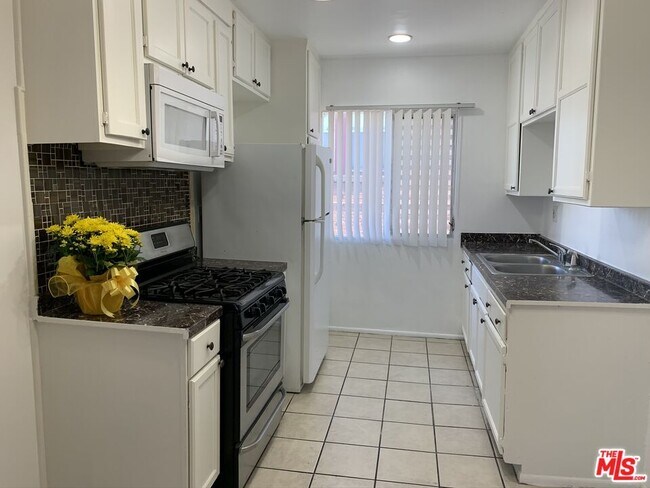 1330 S Wilton Pl in Los Angeles, CA - Building Photo - Building Photo