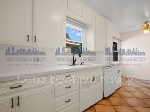 6129 Pembroke Dr in San Diego, CA - Foto de edificio - Building Photo