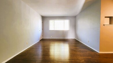 7874 Big Bend Blvd in Webster Groves, MO - Foto de edificio - Building Photo