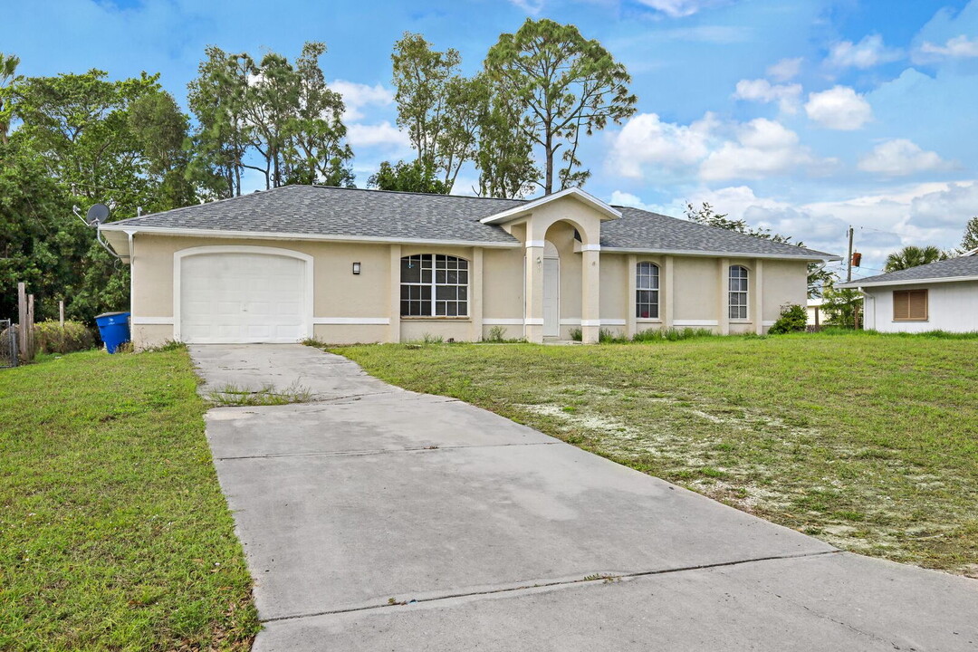 18500 Tampa Rd in Ft. Myers, FL - Building Photo