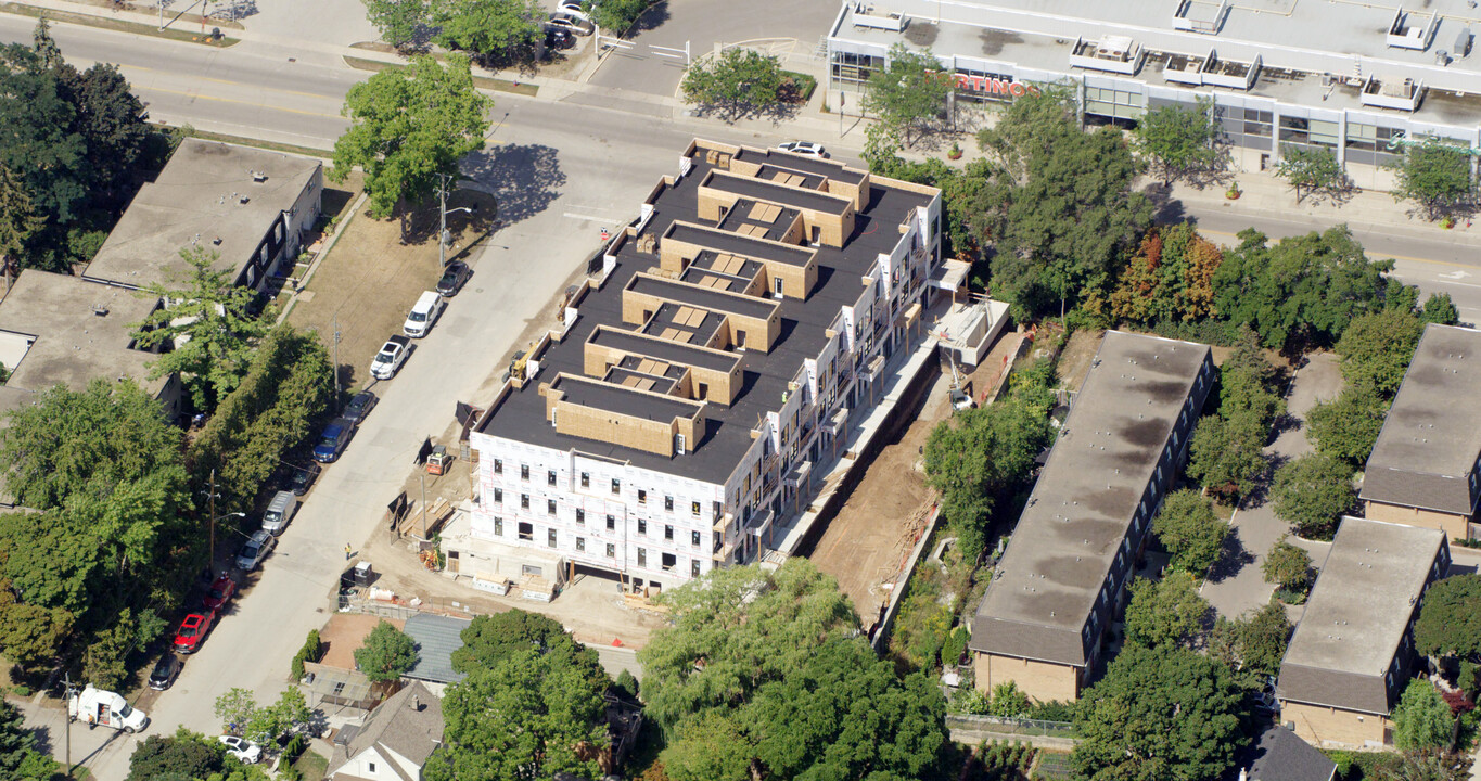 Harbour Place in Oakville, ON - Building Photo