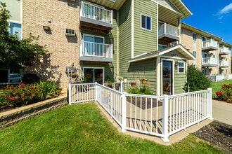 Seven Pines Apartments in Forest Lake, MN - Foto de edificio - Building Photo