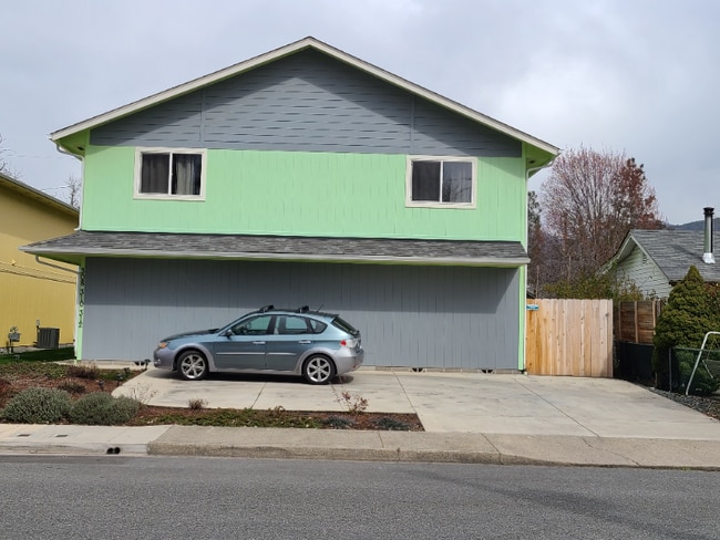 310 SE L St in Grants Pass, OR - Foto de edificio - Building Photo