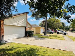 6823 Songbrook Dr in Houston, TX - Foto de edificio - Building Photo