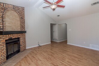 5605 Duke St in Lubbock, TX - Foto de edificio - Building Photo