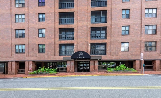12 Bond St, Unit 4C in Great Neck Plaza, NY - Building Photo - Building Photo