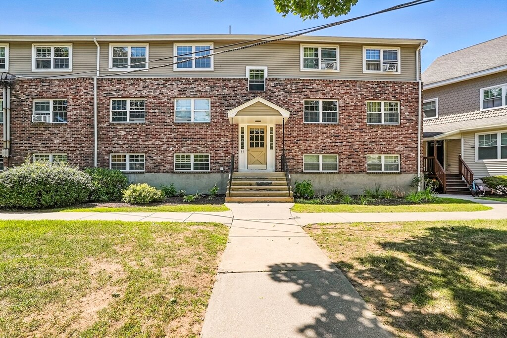 8 Mayberry Dr in Westborough, MA - Building Photo