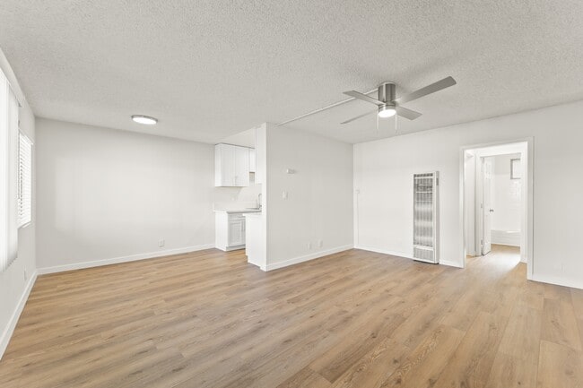 3205 W 60th St in Los Angeles, CA - Building Photo - Building Photo