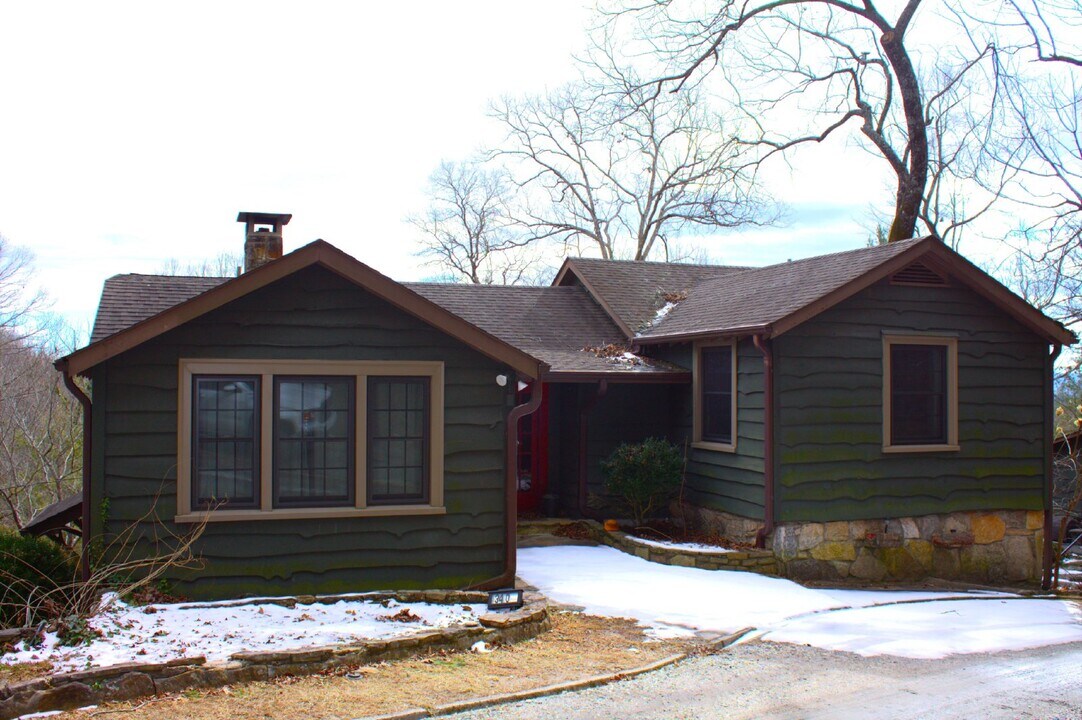 340 W Huckleberry Rd in Hendersonville, NC - Building Photo