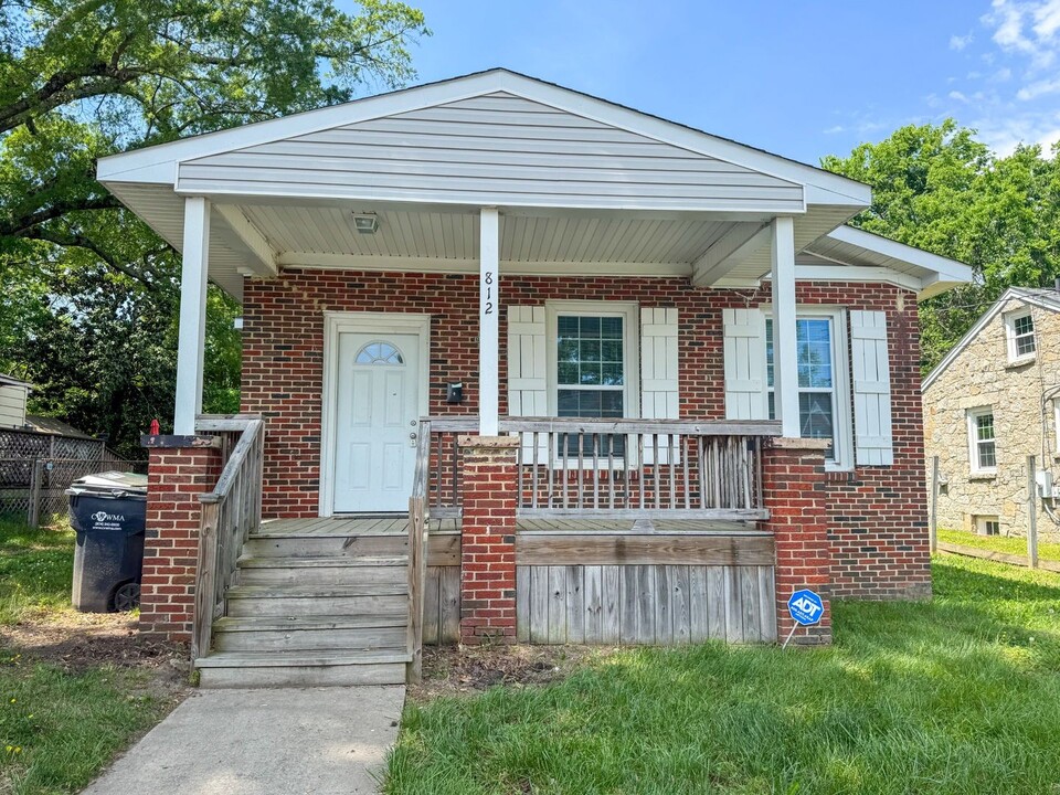 812 Colonial Ave in Colonial Heights, VA - Building Photo