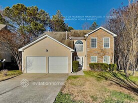 215 Marriott Dr in College Park, GA - Building Photo