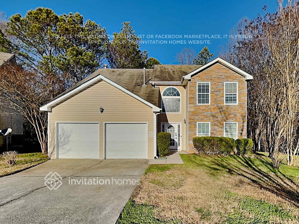 215 Marriott Dr in College Park, GA - Foto de edificio