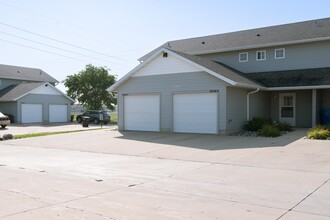 Bluestem Townhomes in Fargo, ND - Foto de edificio - Building Photo