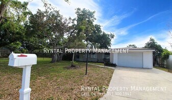 7464 Cass Cir in Sarasota, FL - Building Photo