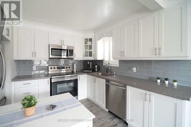 5839 McLeod Rd in Niagara Falls, ON - Building Photo - Building Photo