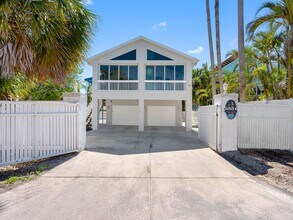 6911 Point of Rocks Rd in Sarasota, FL - Building Photo - Building Photo
