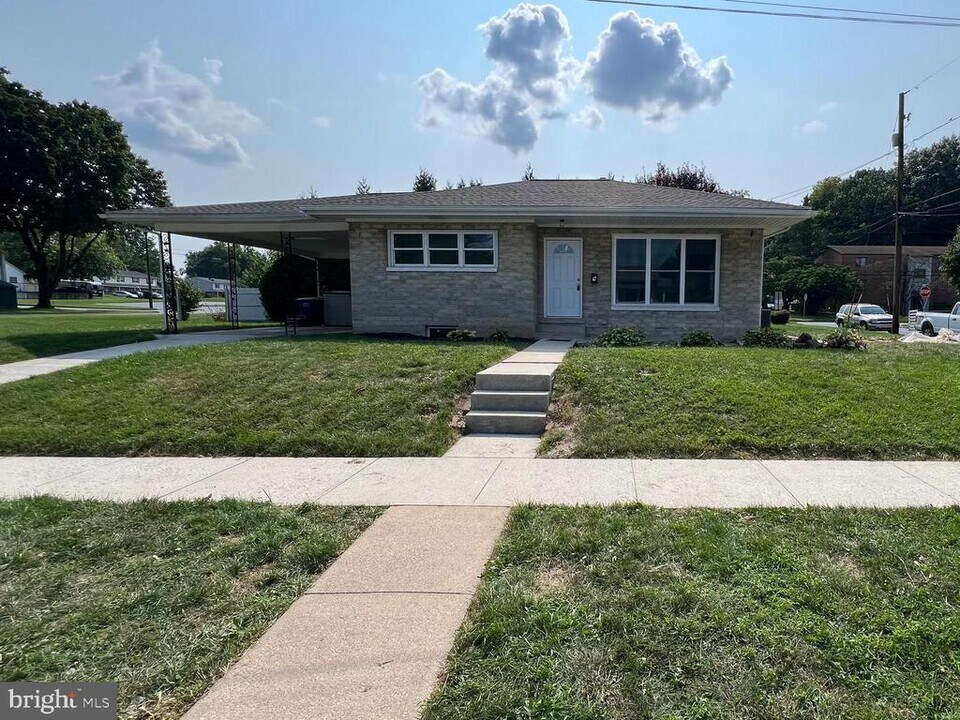 9 Sussex Rd in Camp Hill, PA - Building Photo
