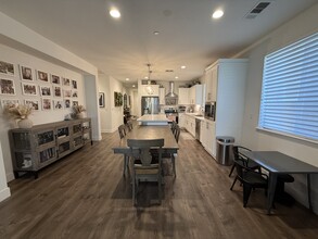 10 Stride Ct in Sacramento, CA - Building Photo - Building Photo