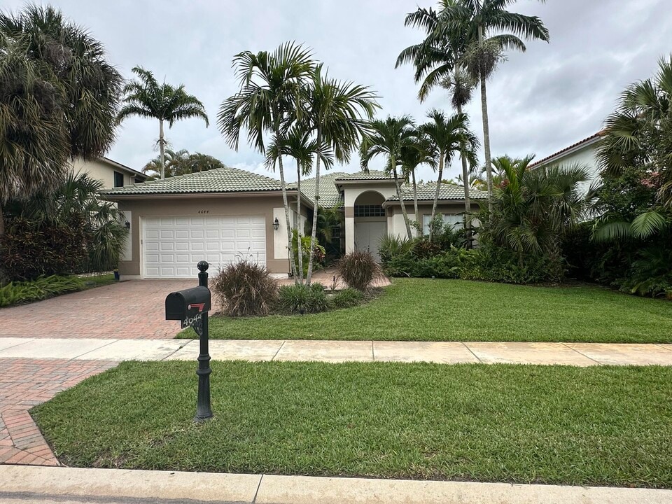 4644 Windward Cove Ln in Wellington, FL - Building Photo