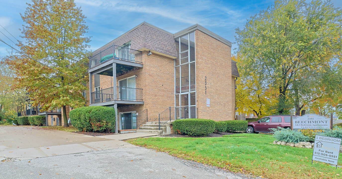 2351 Beechmont Ave. in Cincinnati, OH - Foto de edificio