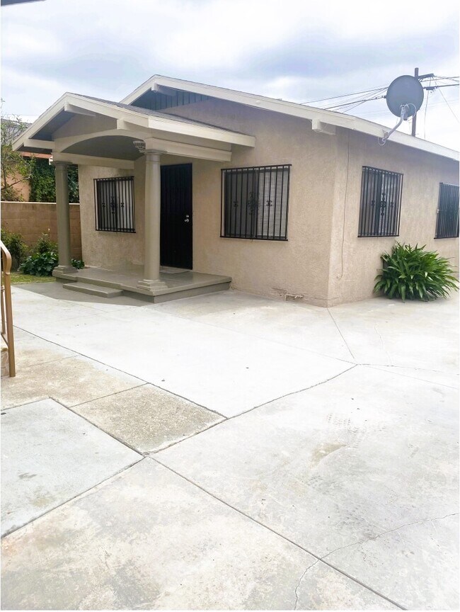 156 1/2 W 57th St in Los Angeles, CA - Foto de edificio - Building Photo