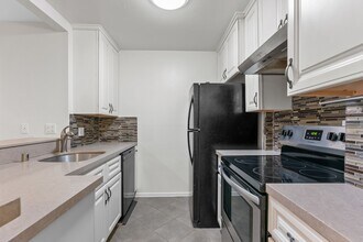 8650 Gulana Ave, Unit L2168 in Los Angeles, CA - Building Photo - Building Photo