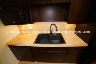 402 N Cloverdale Blvd in Cloverdale, CA - Building Photo - Building Photo