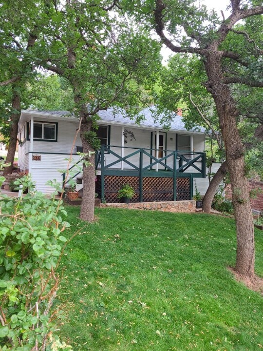 516 Cañon Ave in Manitou Springs, CO - Foto de edificio