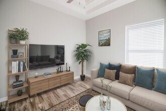 905 W Sunset Valley St in Alton, TX - Building Photo - Building Photo