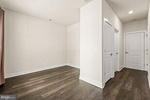 127 Gaslight Aly in Bensalem, PA - Building Photo